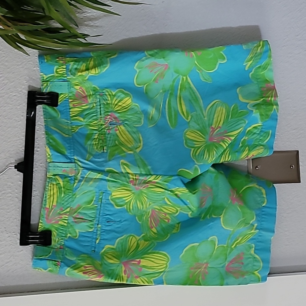 Lilly Pulitzer flower Shorts 10 - Picture 2 of 8